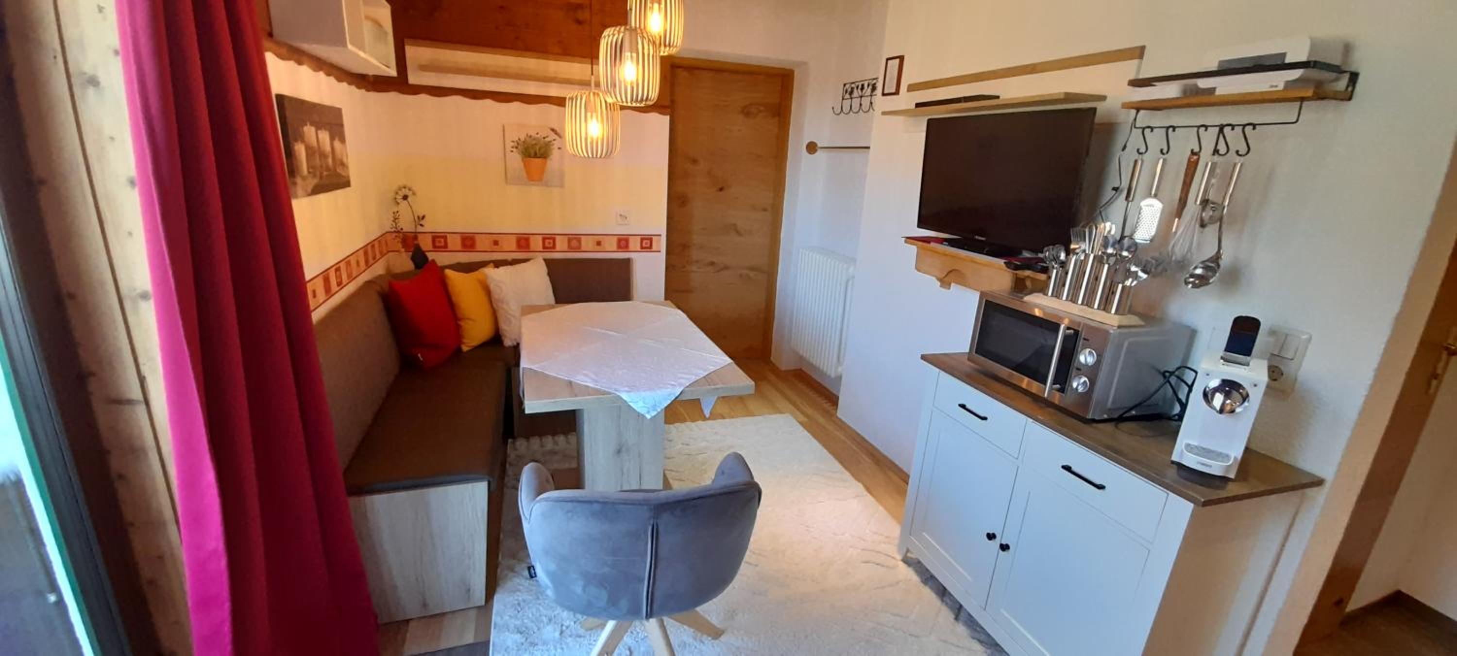 Ferienwohnung am Krausberghof mit Balkon und Parkplatz, Aufenthaltsraum mit Spielmöglichkeiten, Erholung- inmitten der Natur, 6 Fahrminuten zur Alpentherme