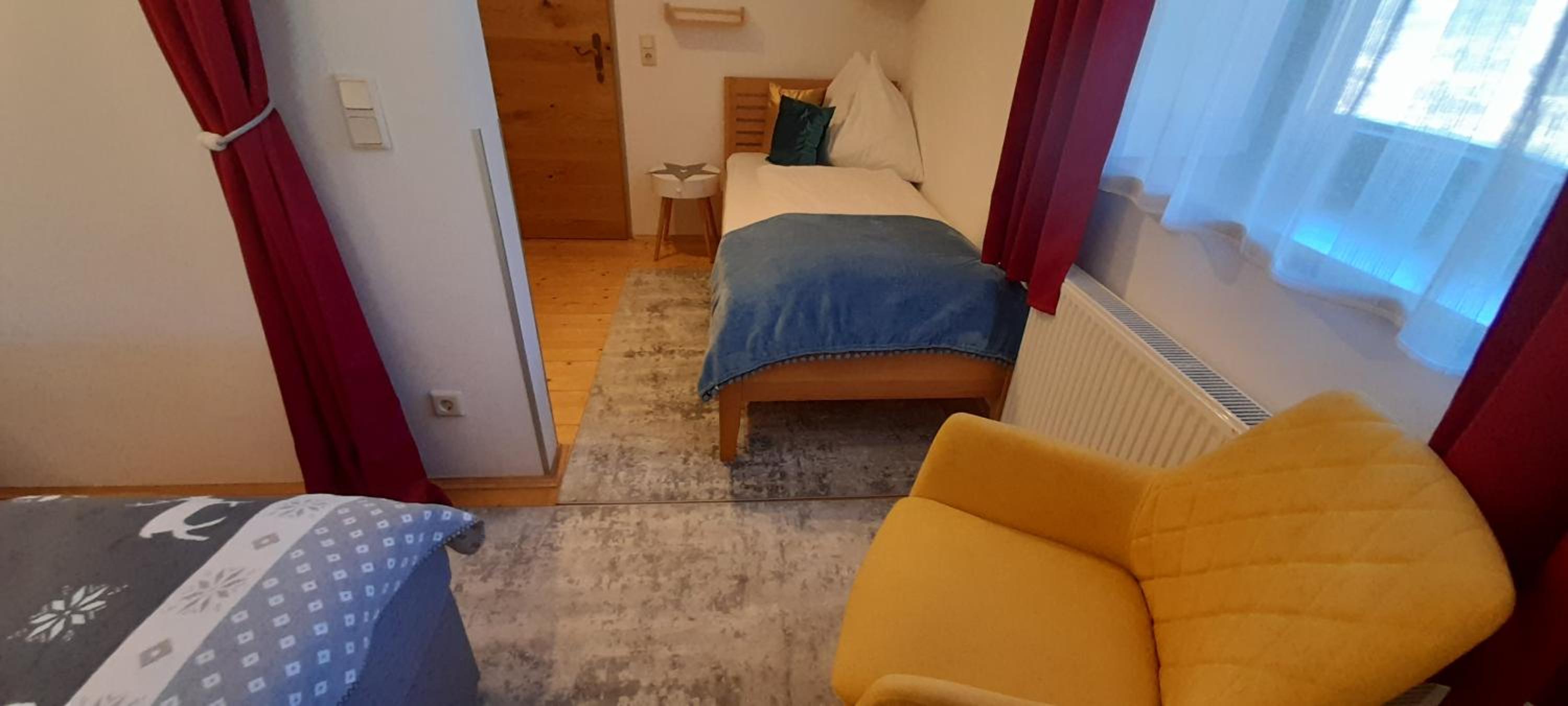 Ferienwohnung am Krausberghof mit Balkon und Parkplatz, Aufenthaltsraum mit Spielmöglichkeiten, Erholung- inmitten der Natur, 6 Fahrminuten zur Alpentherme