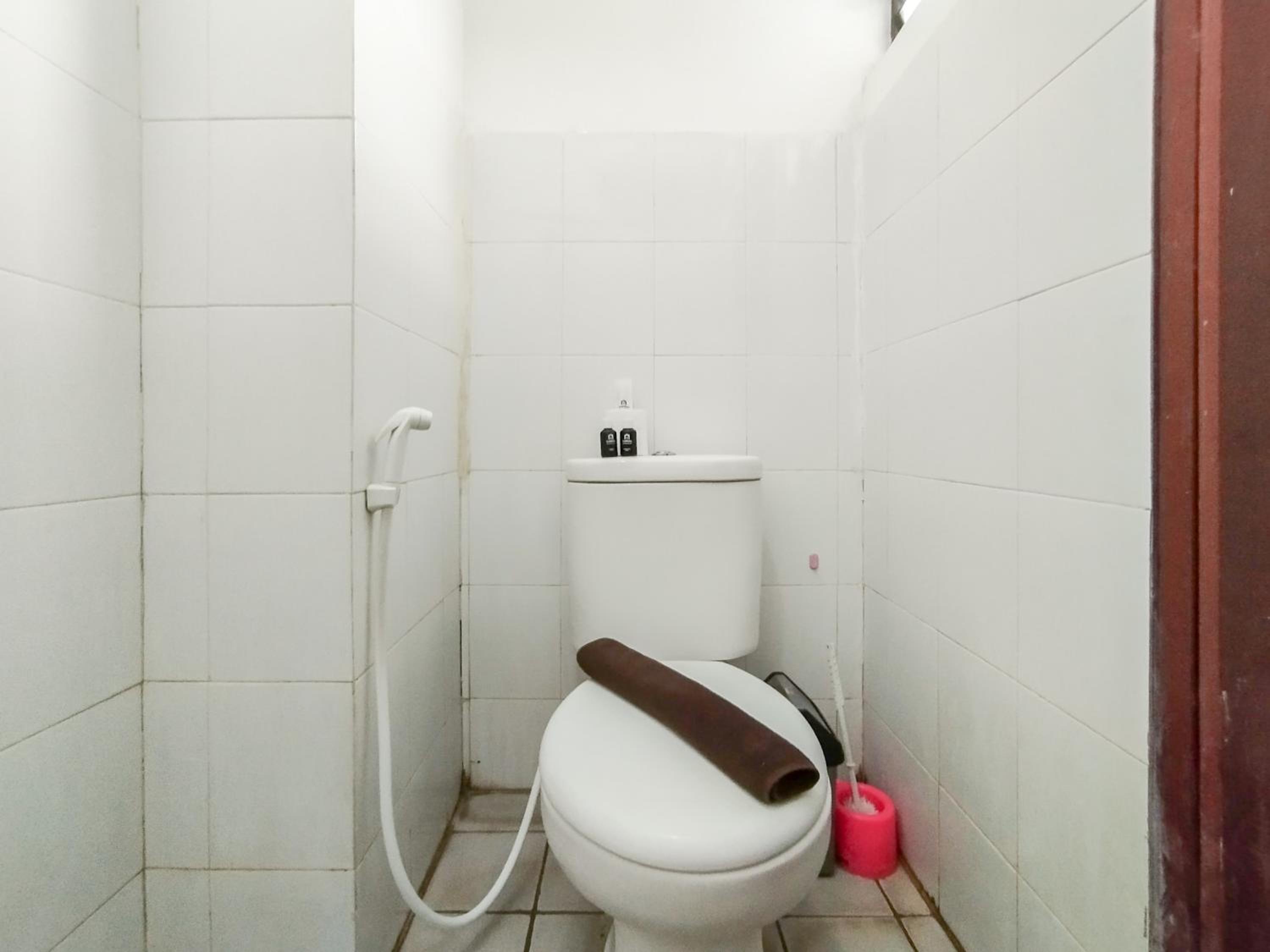 Minimalist 3BR Gateway Ahmad Yani Cicadas Apartment By Travelio, Bandung - 23