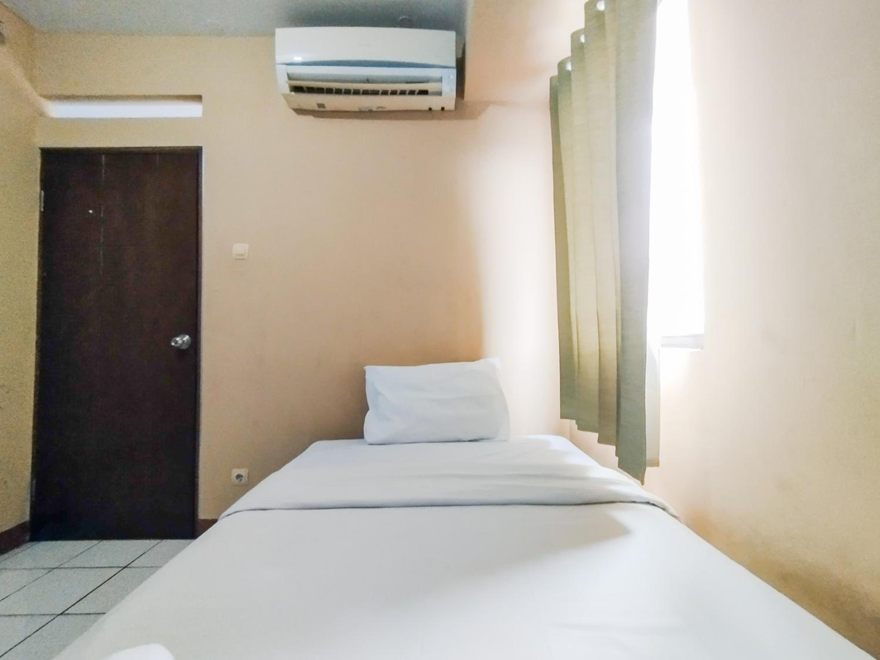 Minimalist 3BR Gateway Ahmad Yani Cicadas Apartment By Travelio, Bandung - 22