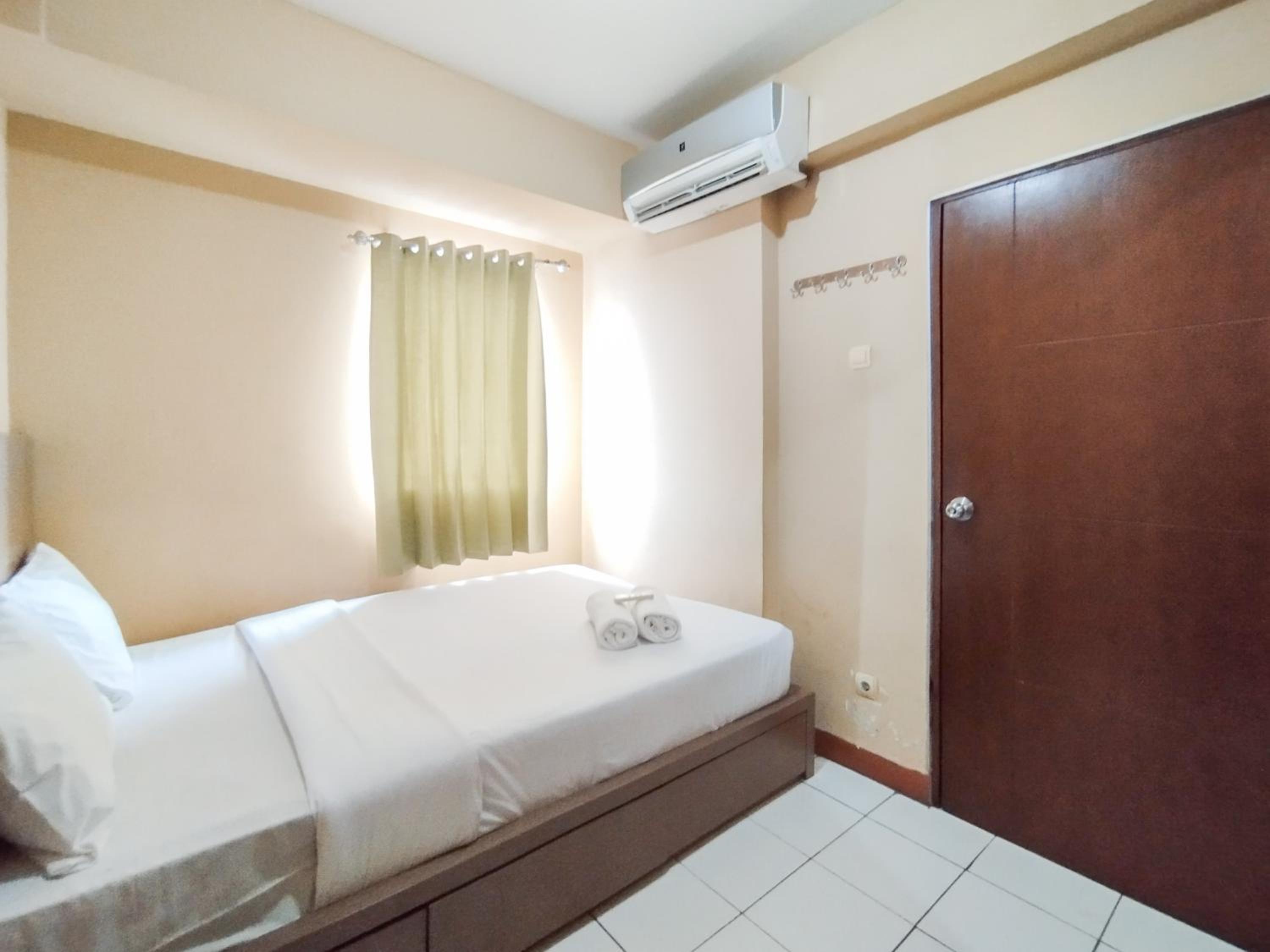 Minimalist 3BR Gateway Ahmad Yani Cicadas Apartment By Travelio, Bandung - 10