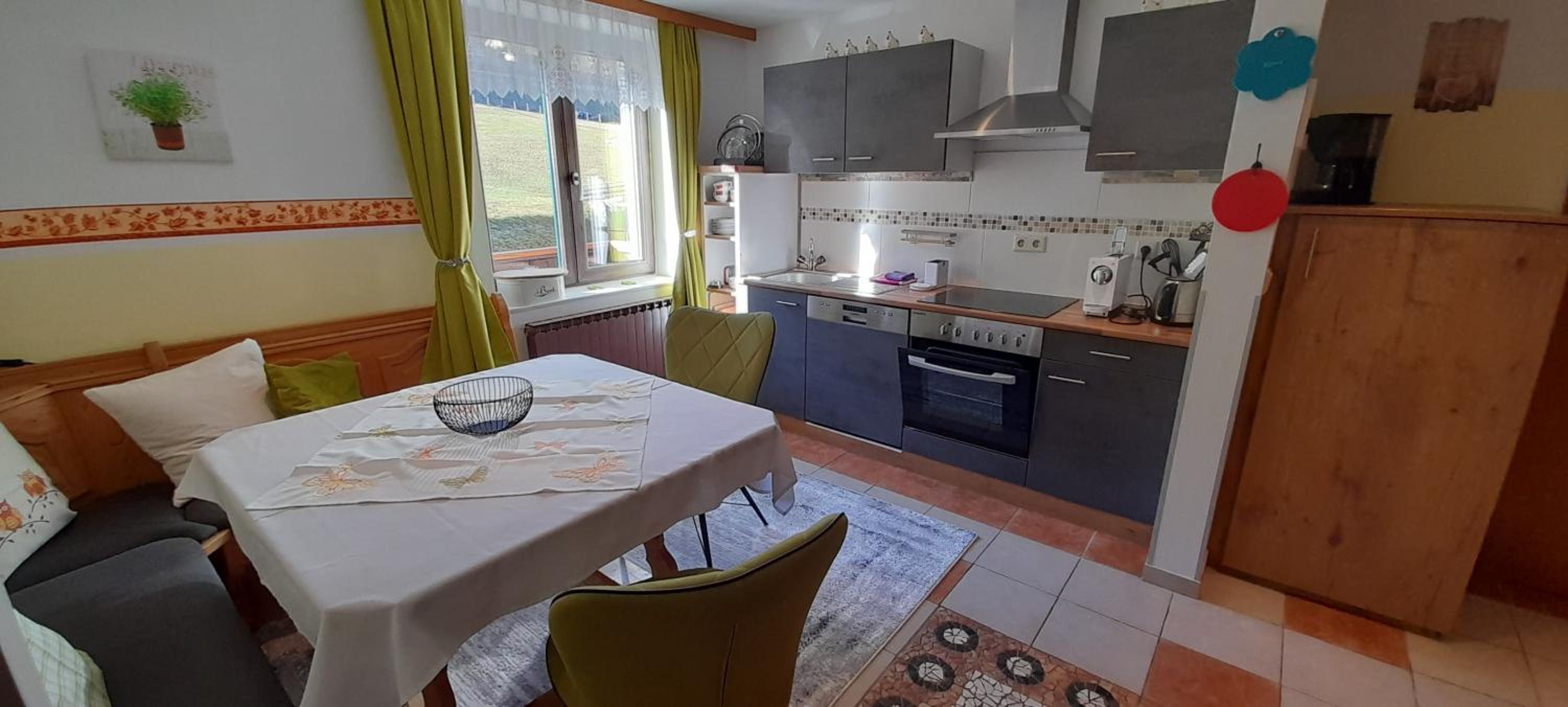 Ferienwohnung am Krausberghof mit Balkon und Parkplatz, Aufenthaltsraum mit Spielmöglichkeiten, Erholung- inmitten der Natur, 6 Fahrminuten zur Alpentherme