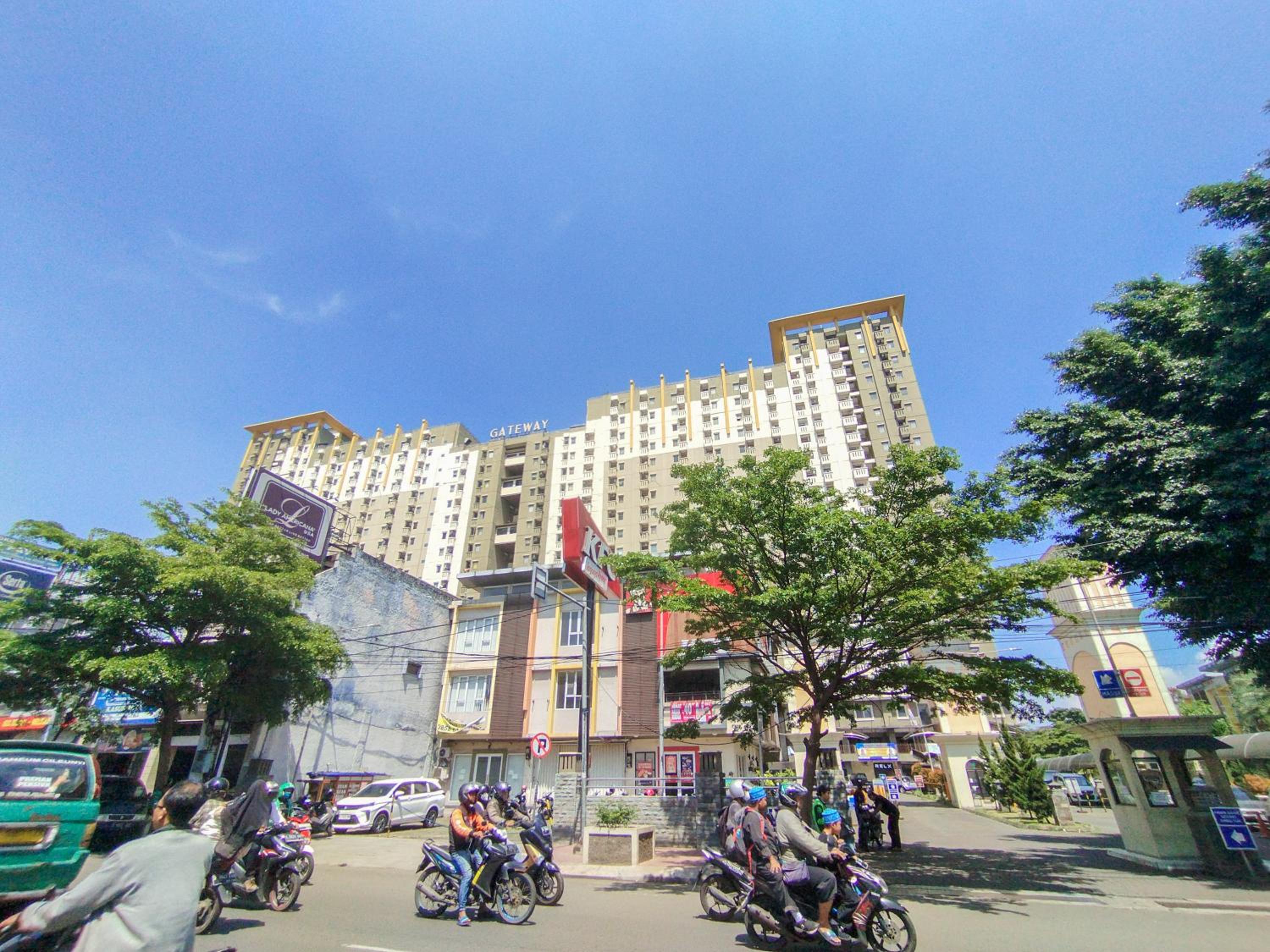 Minimalist 3BR Gateway Ahmad Yani Cicadas Apartment By Travelio