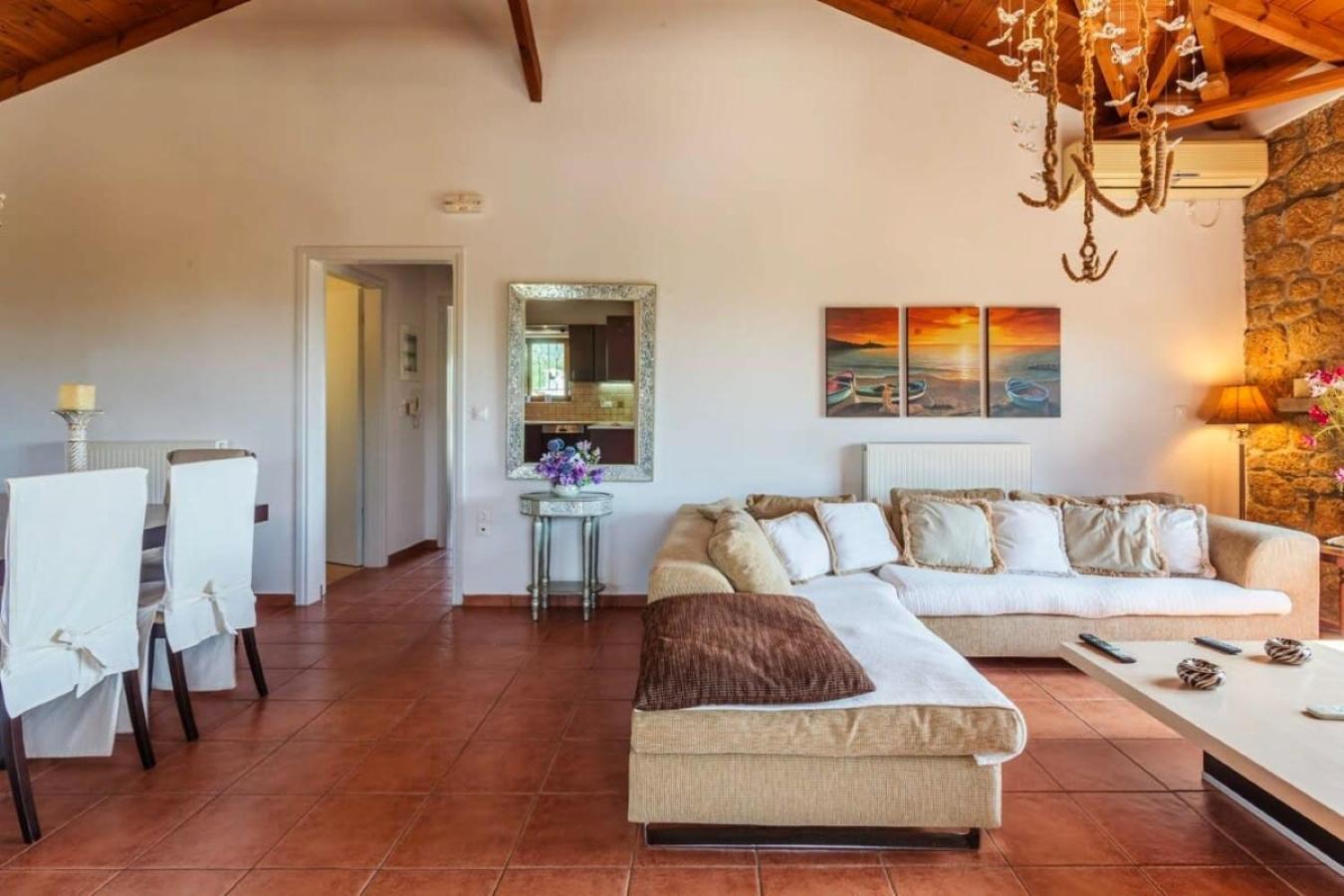 Mani's Aura Seaside-Spacious Summer Retreat