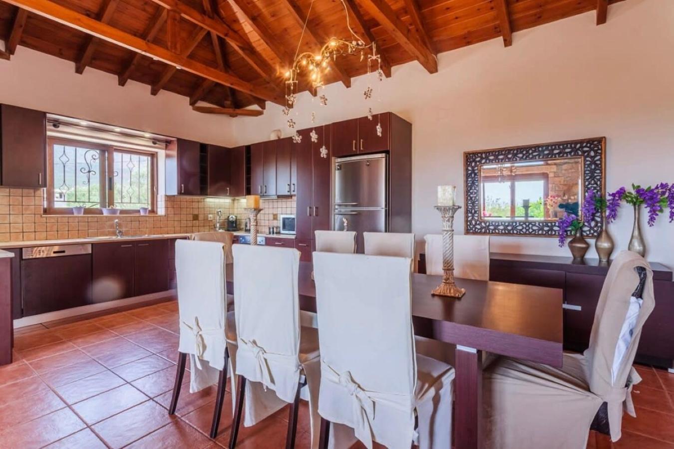 Mani's Aura Seaside-Spacious Summer Retreat