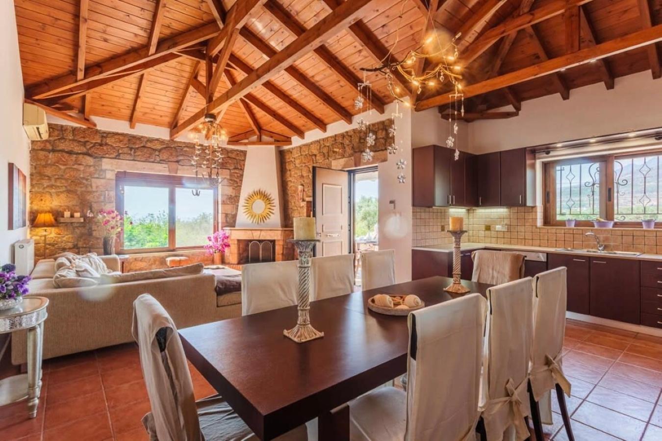Mani's Aura Seaside-Spacious Summer Retreat
