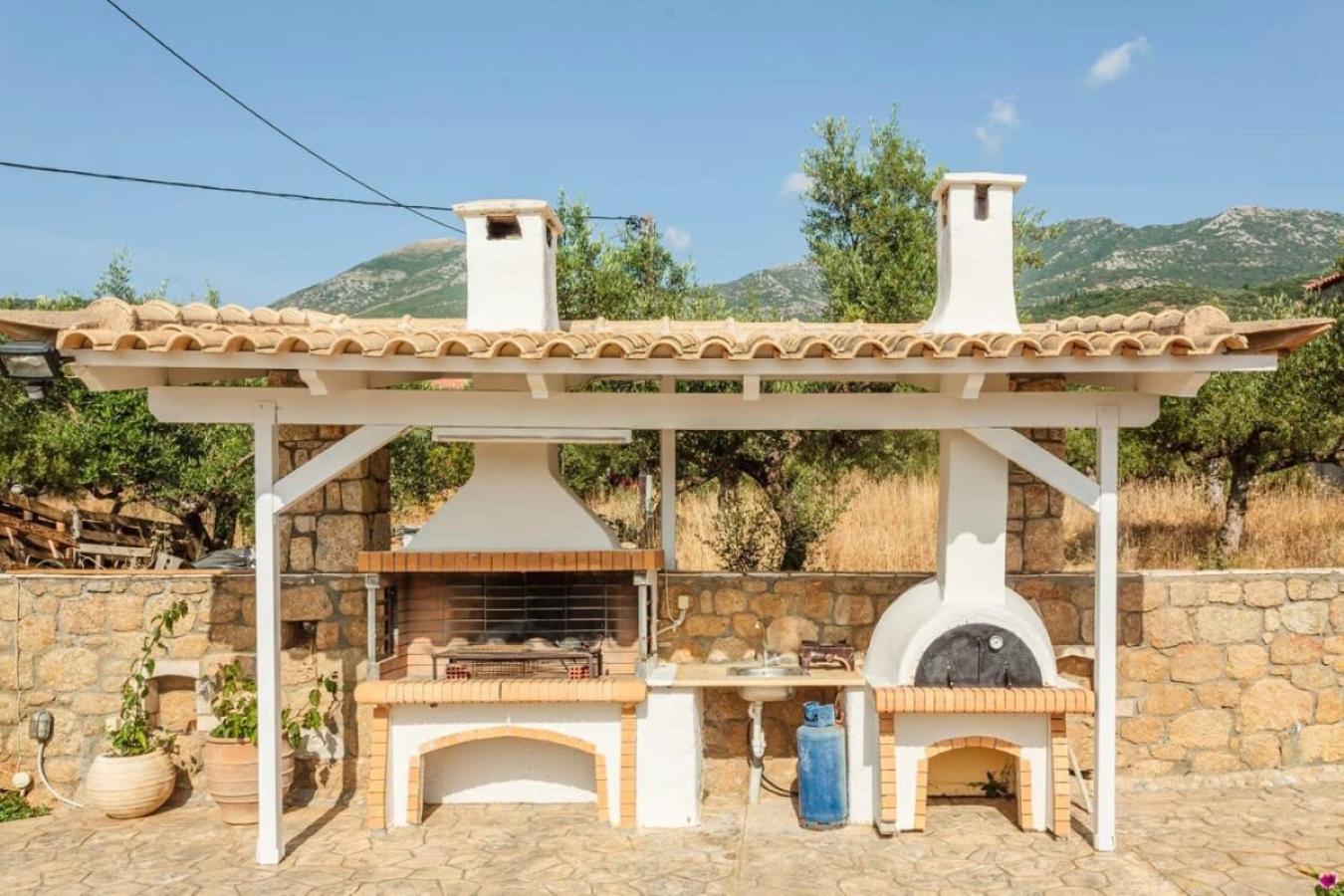 Mani's Aura Seaside-Spacious Summer Retreat