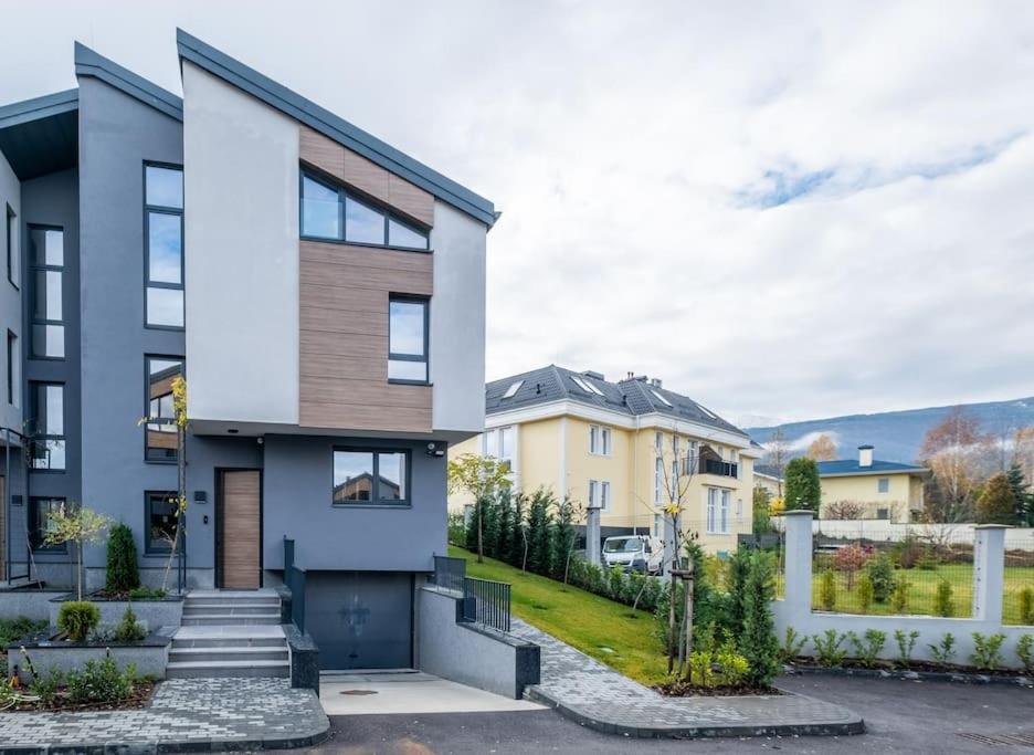 Luxurious House in an Exclusive Complex, Mount View