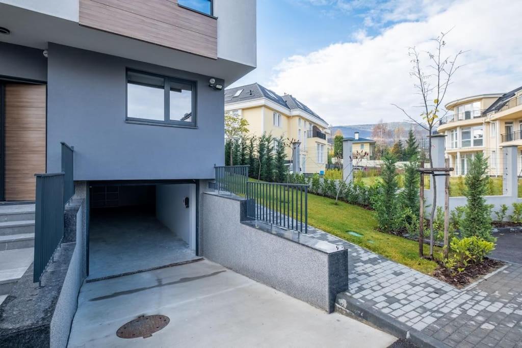 Luxurious House in an Exclusive Complex, Mount View