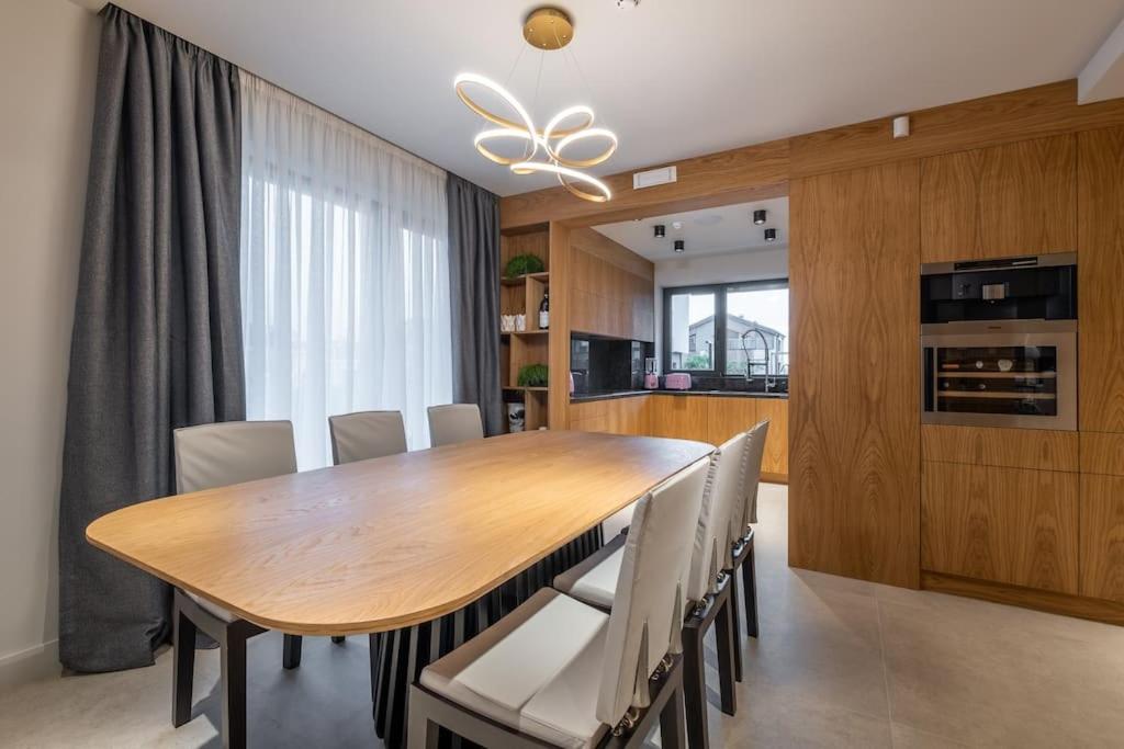 Luxurious House in an Exclusive Complex, Mount View