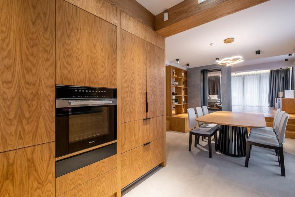Luxurious House in an Exclusive Complex, Mount View