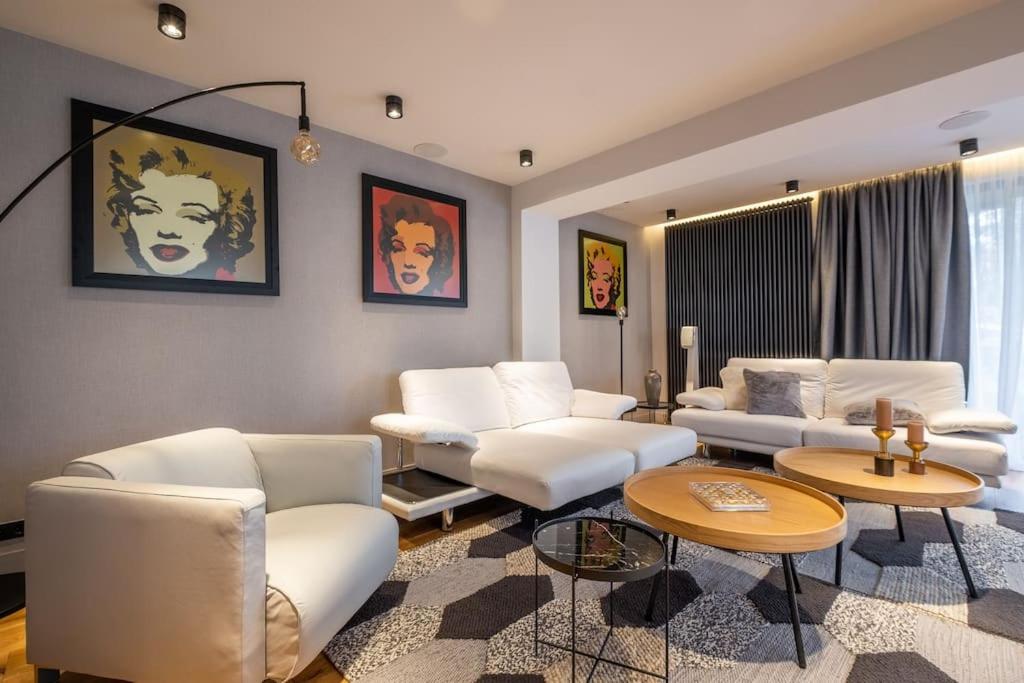 Luxurious House in an Exclusive Complex, Mount View