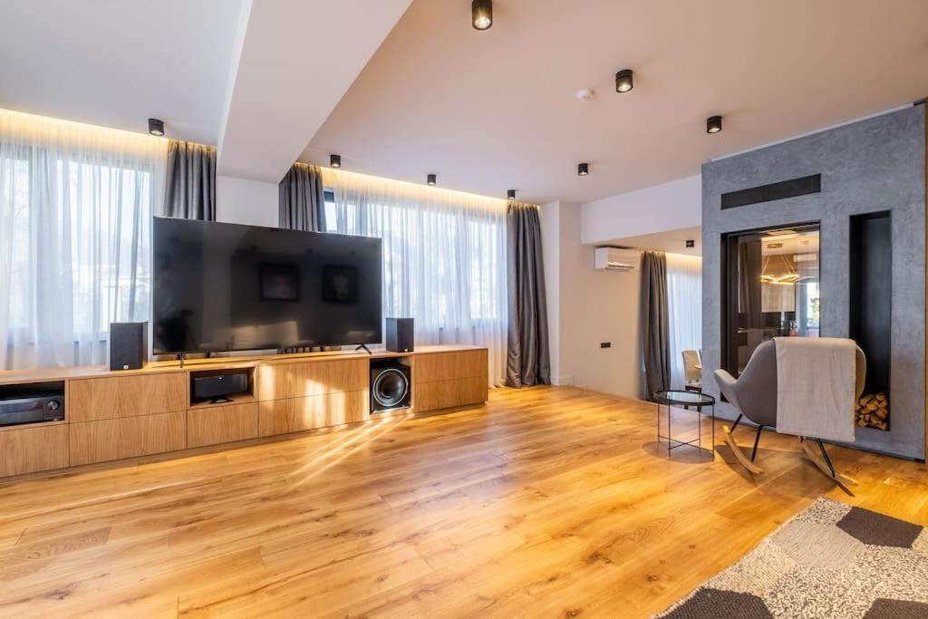 Luxurious House in an Exclusive Complex, Mount View