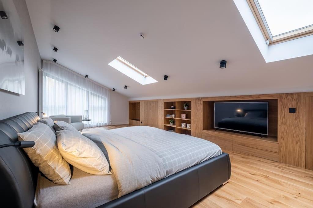 Luxurious House in an Exclusive Complex, Mount View