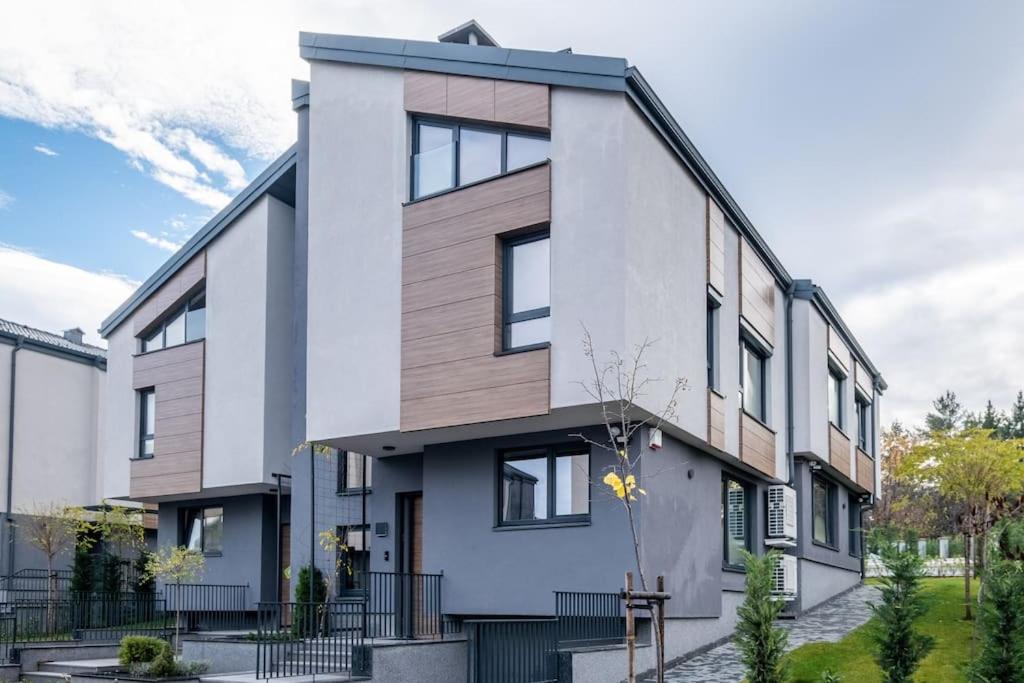 Luxurious House in an Exclusive Complex, Mount View