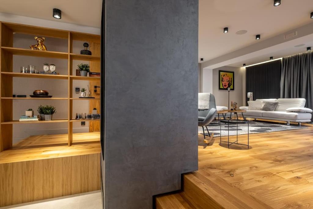 Luxurious House in an Exclusive Complex, Mount View