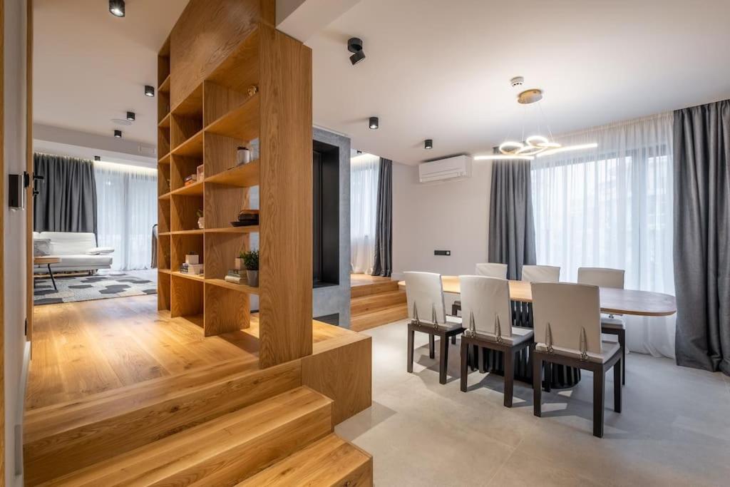 Luxurious House in an Exclusive Complex, Mount View