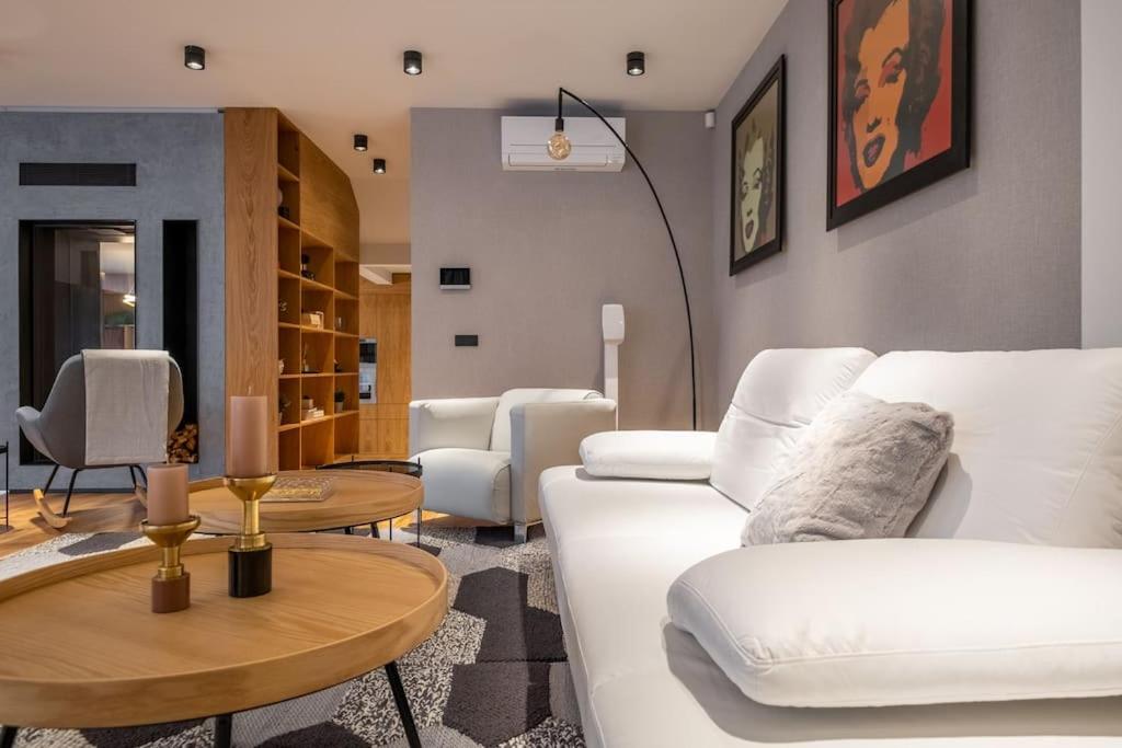 Luxurious House in an Exclusive Complex, Mount View