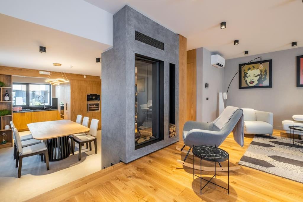 Luxurious House in an Exclusive Complex, Mount View