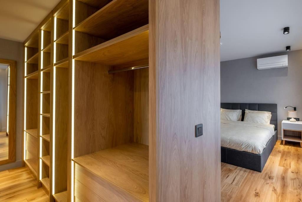 Luxurious House in an Exclusive Complex, Mount View