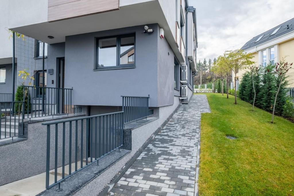 Luxurious House in an Exclusive Complex, Mount View