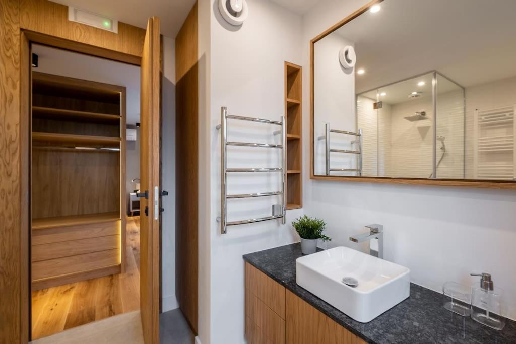 Luxurious House in an Exclusive Complex, Mount View