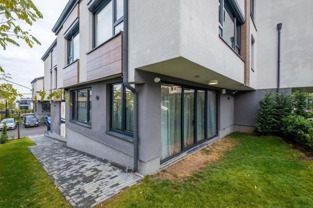 Luxurious House in an Exclusive Complex, Mount View