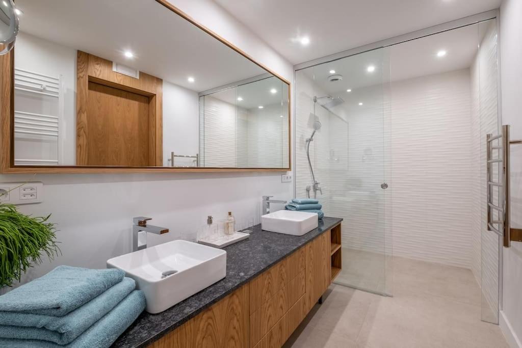 Luxurious House in an Exclusive Complex, Mount View