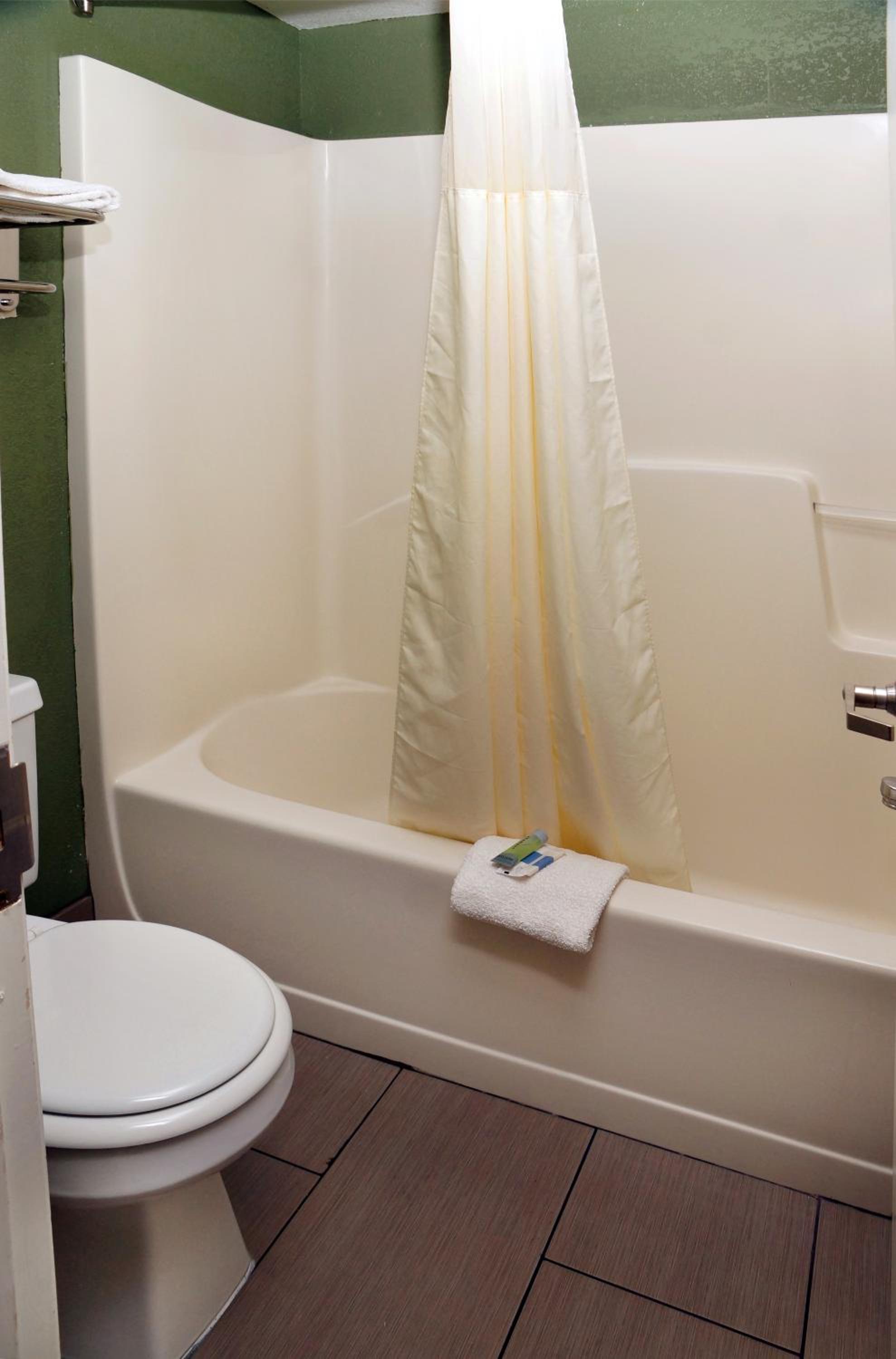 Executive Inn Opp - Property Image 4