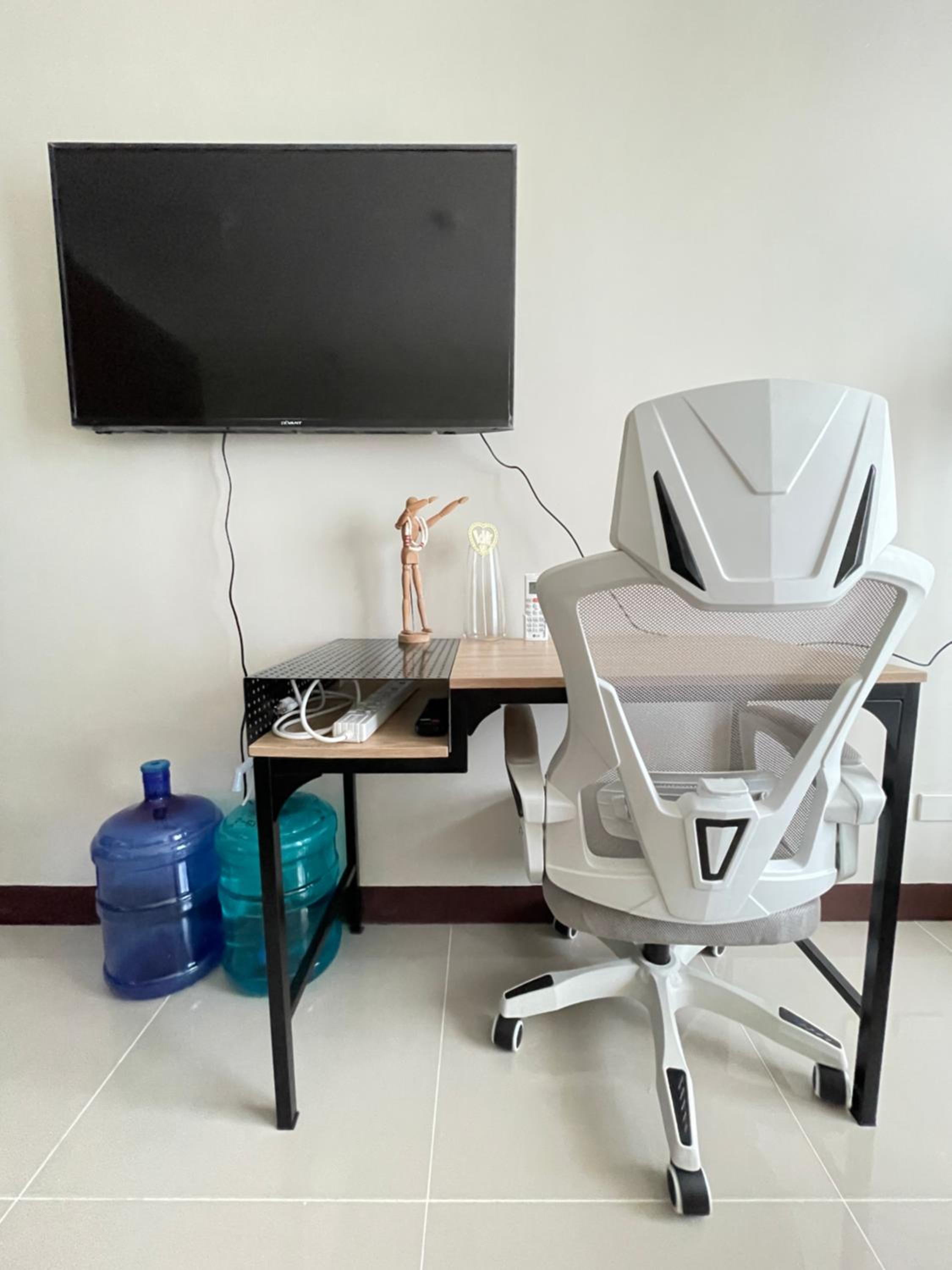 Cozy Studio Unit with Balcony view 4