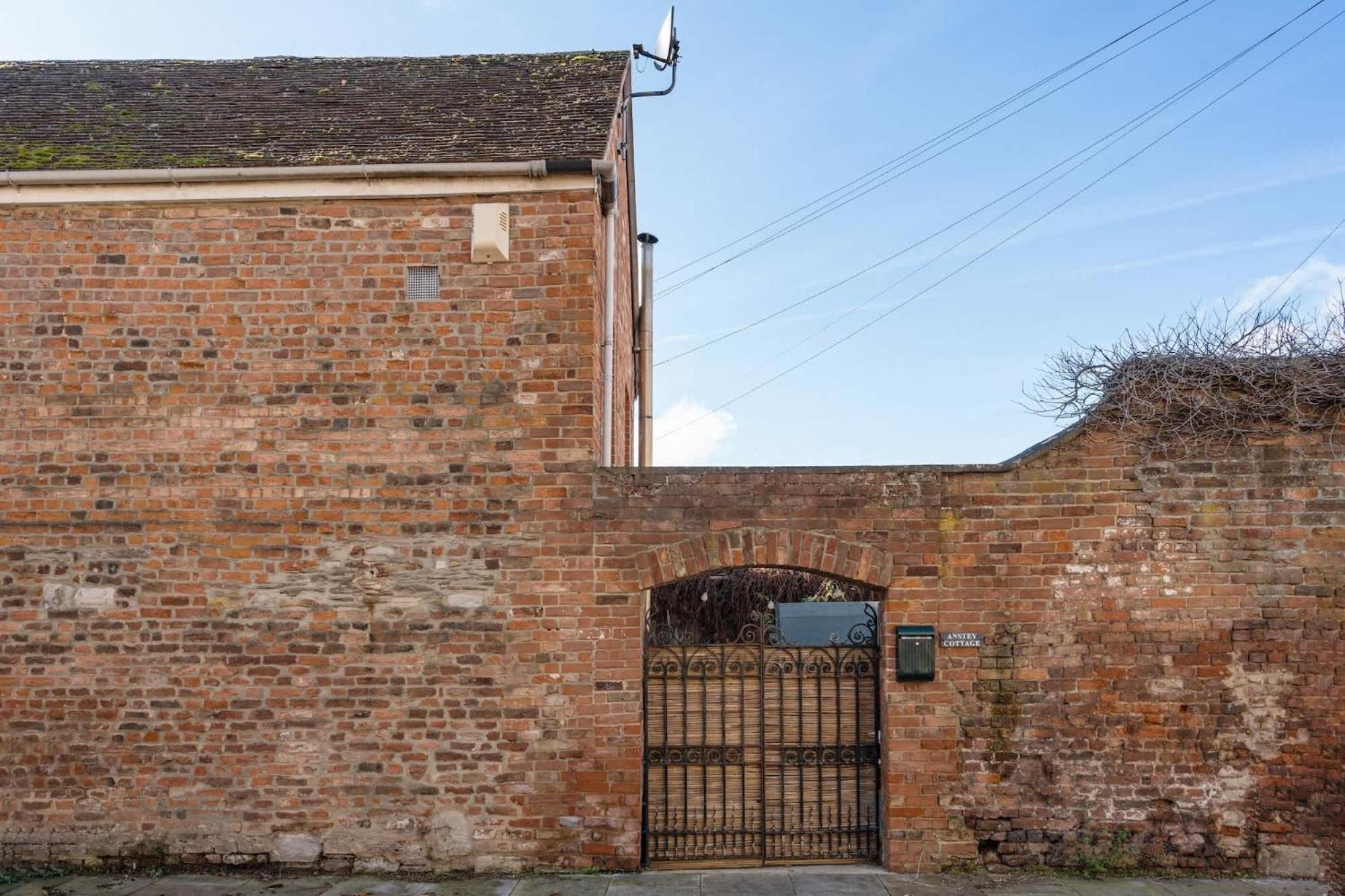 Grade II Listed Cottage in Central Taunton view 2