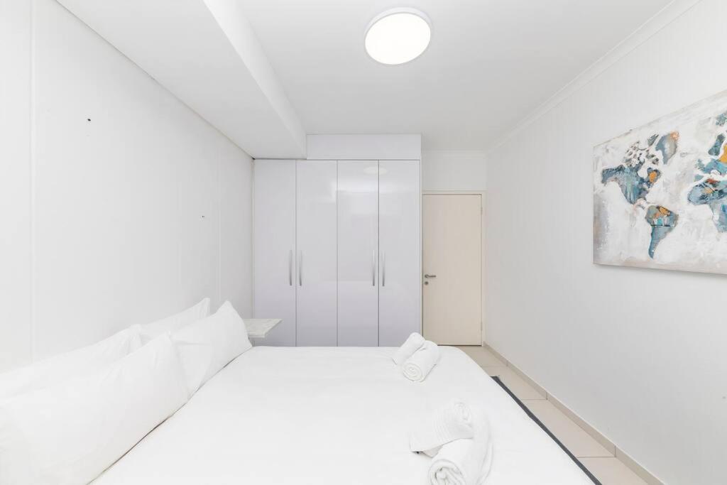 Horizon Bay 202 Beachfront APT, Bloubergstrand view 2