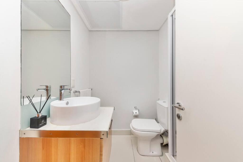 Horizon Bay 202 Beachfront APT, Bloubergstrand view 3