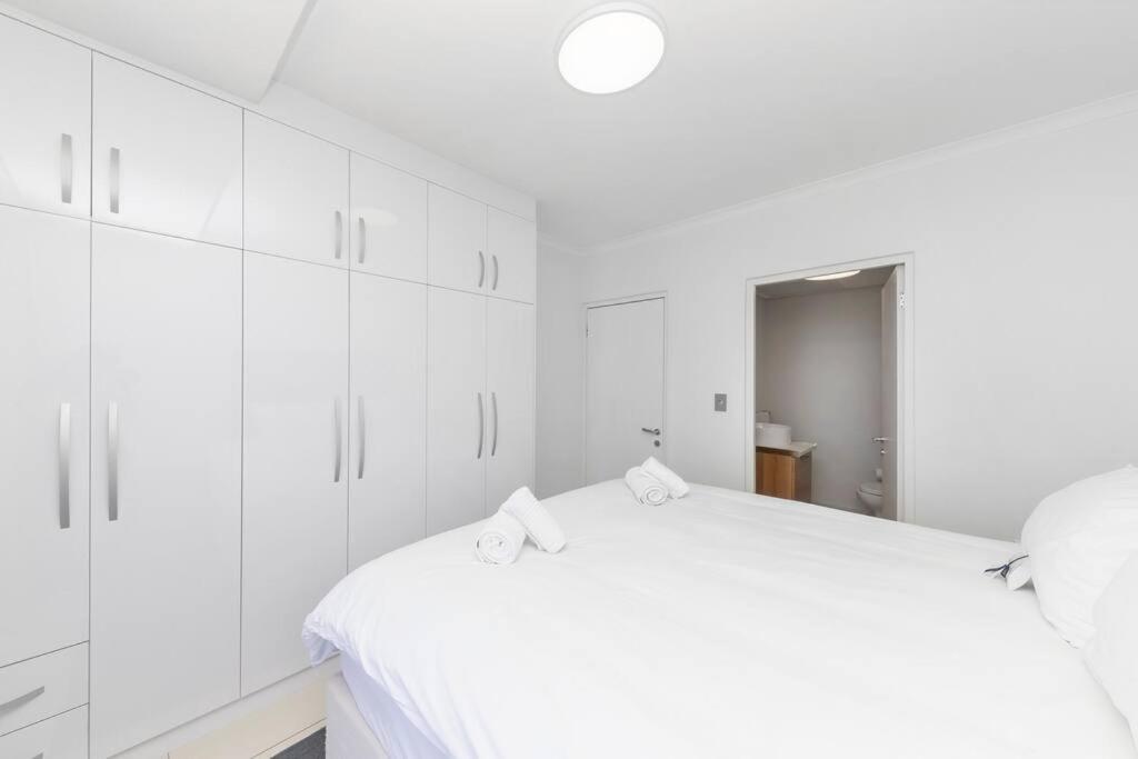 Horizon Bay 202 Beachfront APT, Bloubergstrand view 5