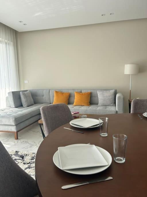 Zen stays Sunny 2BR Lakeview