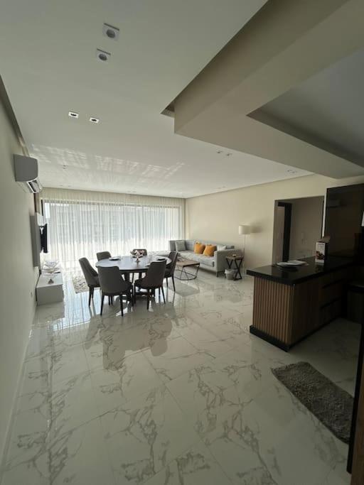Zen stays Sunny 2BR Lakeview
