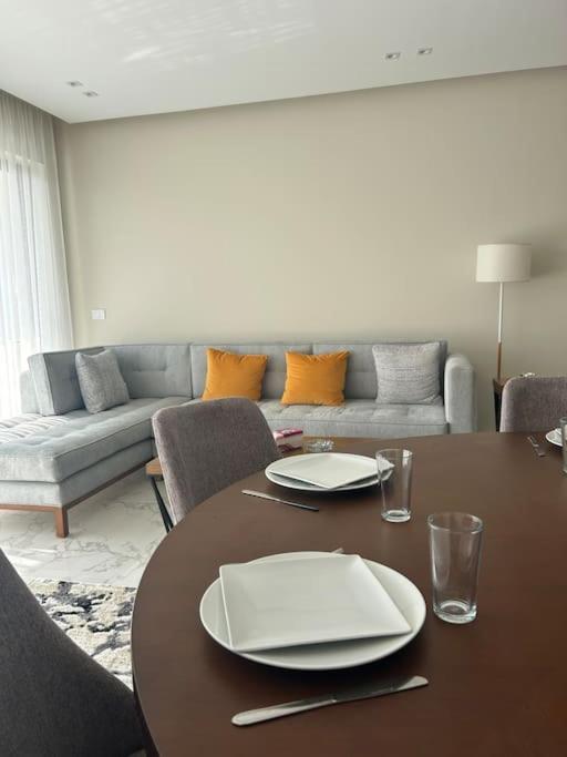 Zen stays Sunny 2BR Lakeview