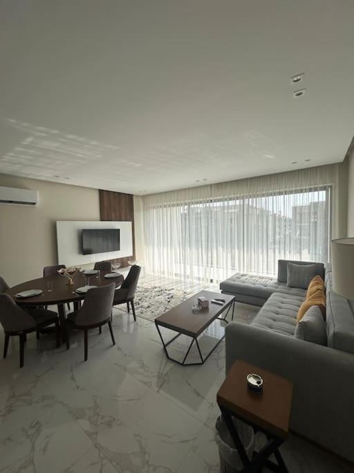 Zen stays Sunny 2BR Lakeview