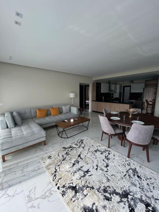 Zen stays Sunny 2BR Lakeview