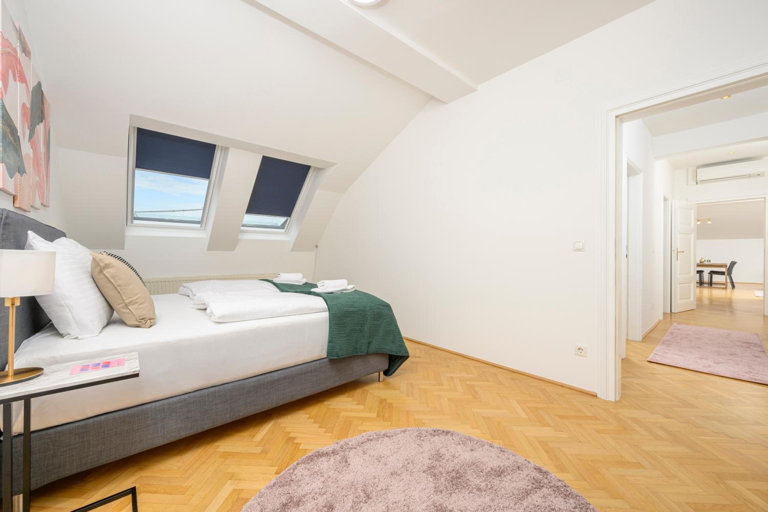 Vienna Rooftop Haven 120m, 3BR, Terrace, City Views!