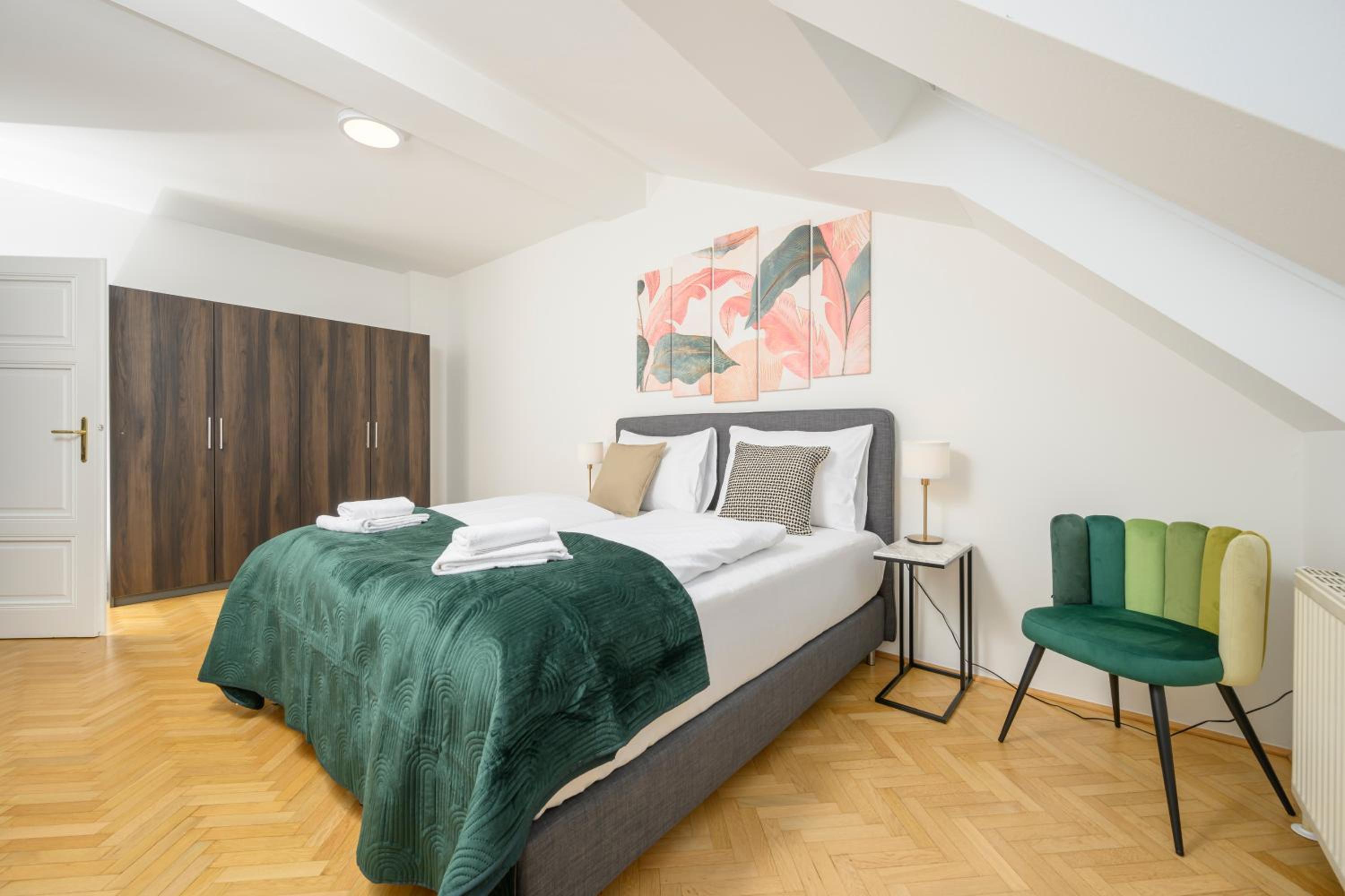 Vienna Rooftop Haven 120m, 3BR, Terrace, City Views!