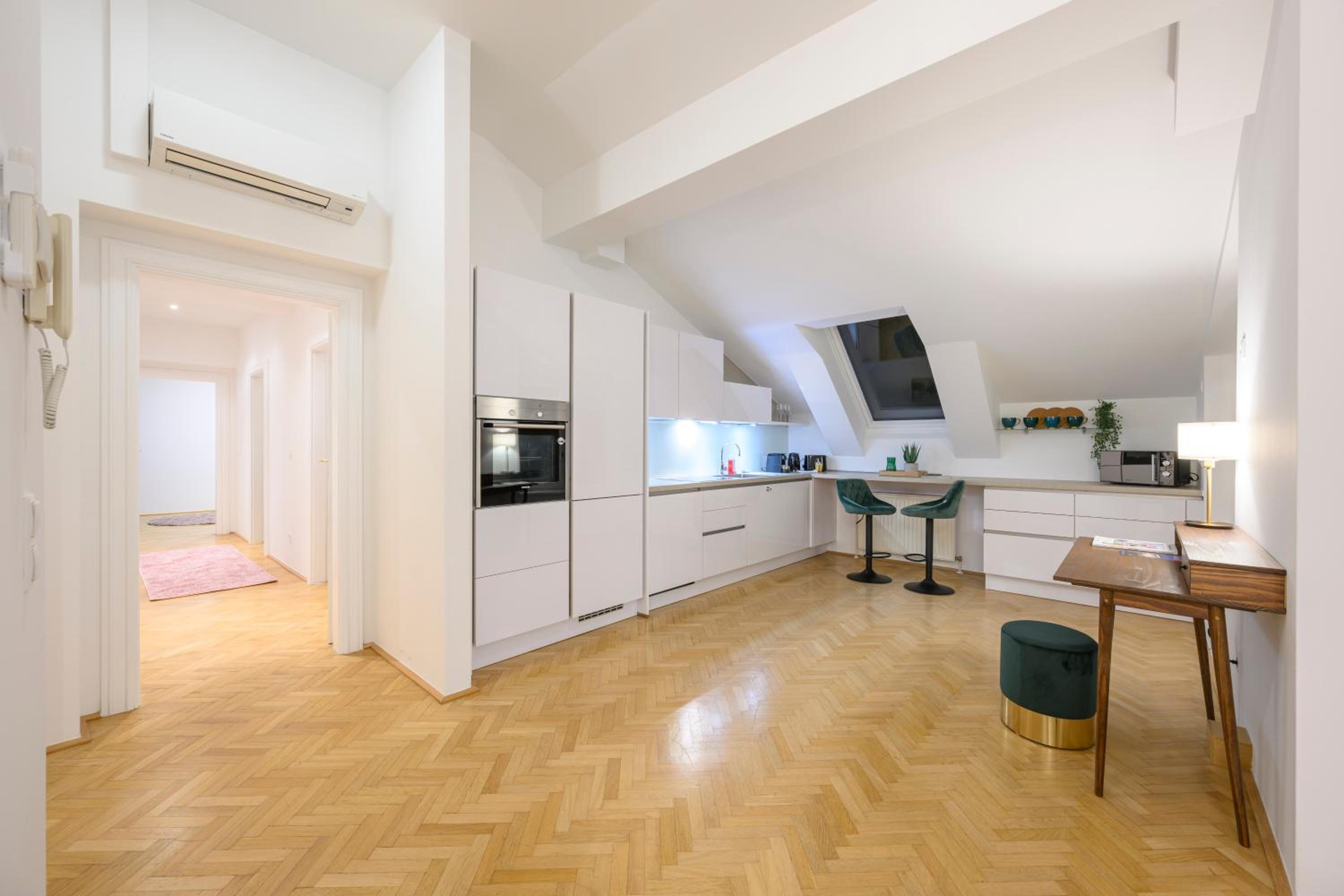 Vienna Rooftop Haven 120m, 3BR, Terrace, City Views!