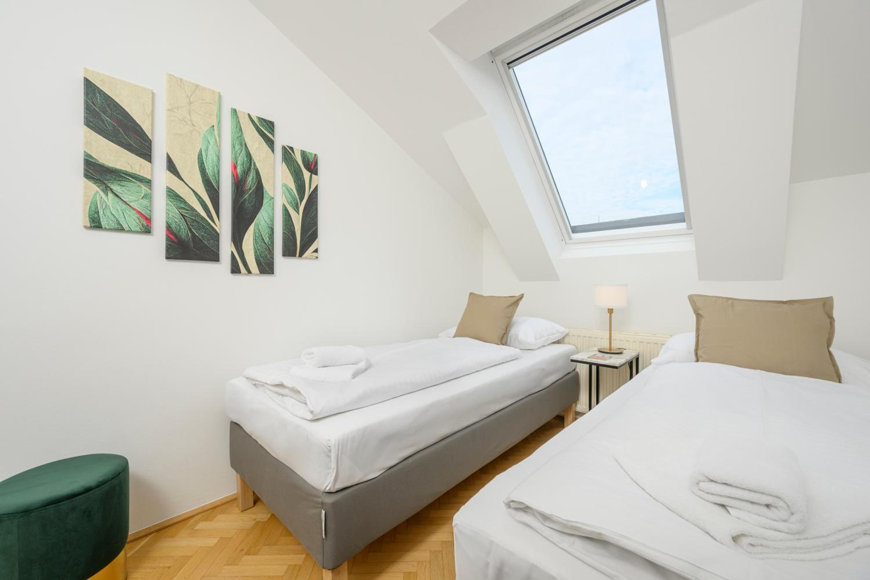 Vienna Rooftop Haven 120m, 3BR, Terrace, City Views!