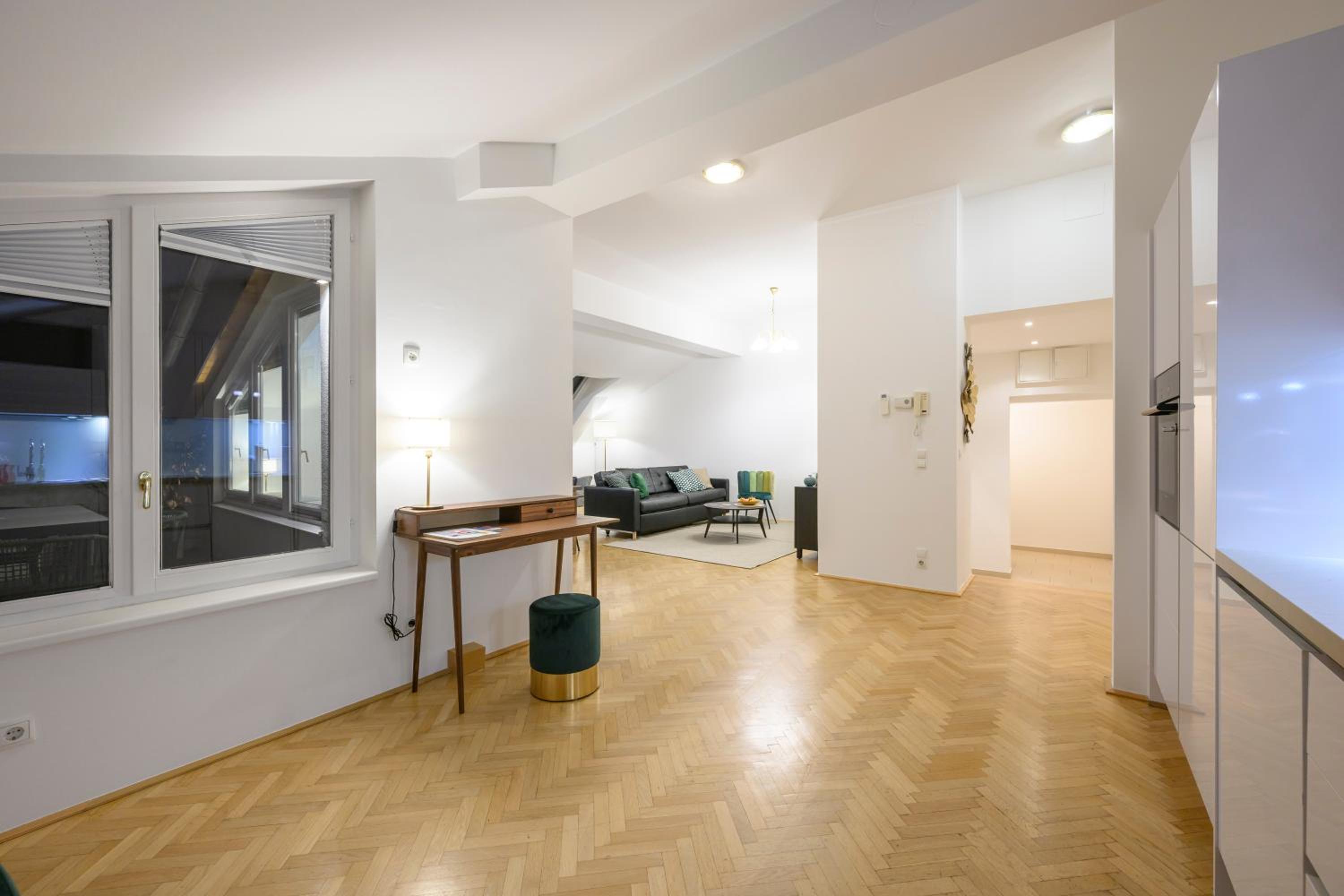 Vienna Rooftop Haven 120m, 3BR, Terrace, City Views!