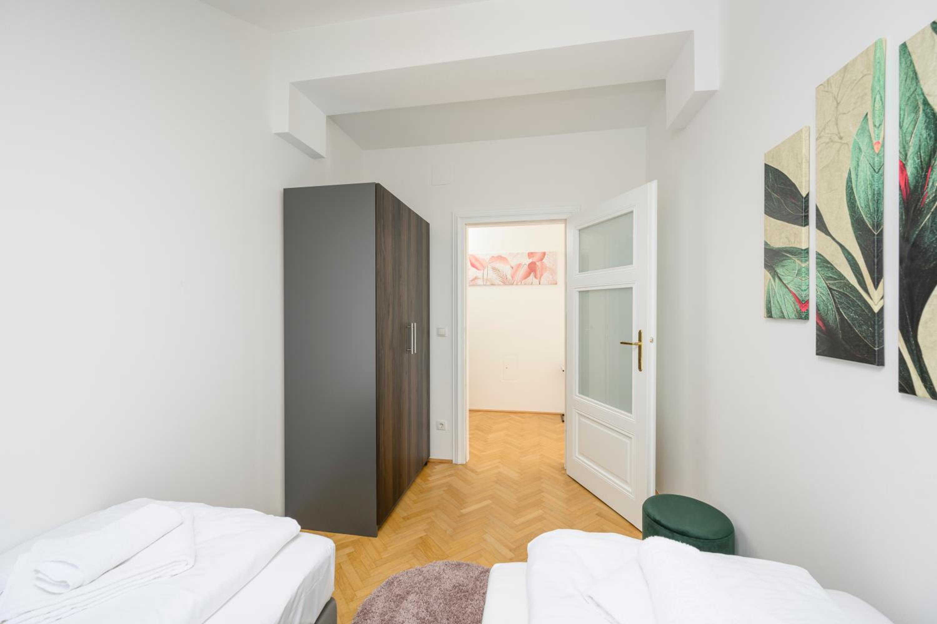 Vienna Rooftop Haven 120m, 3BR, Terrace, City Views!