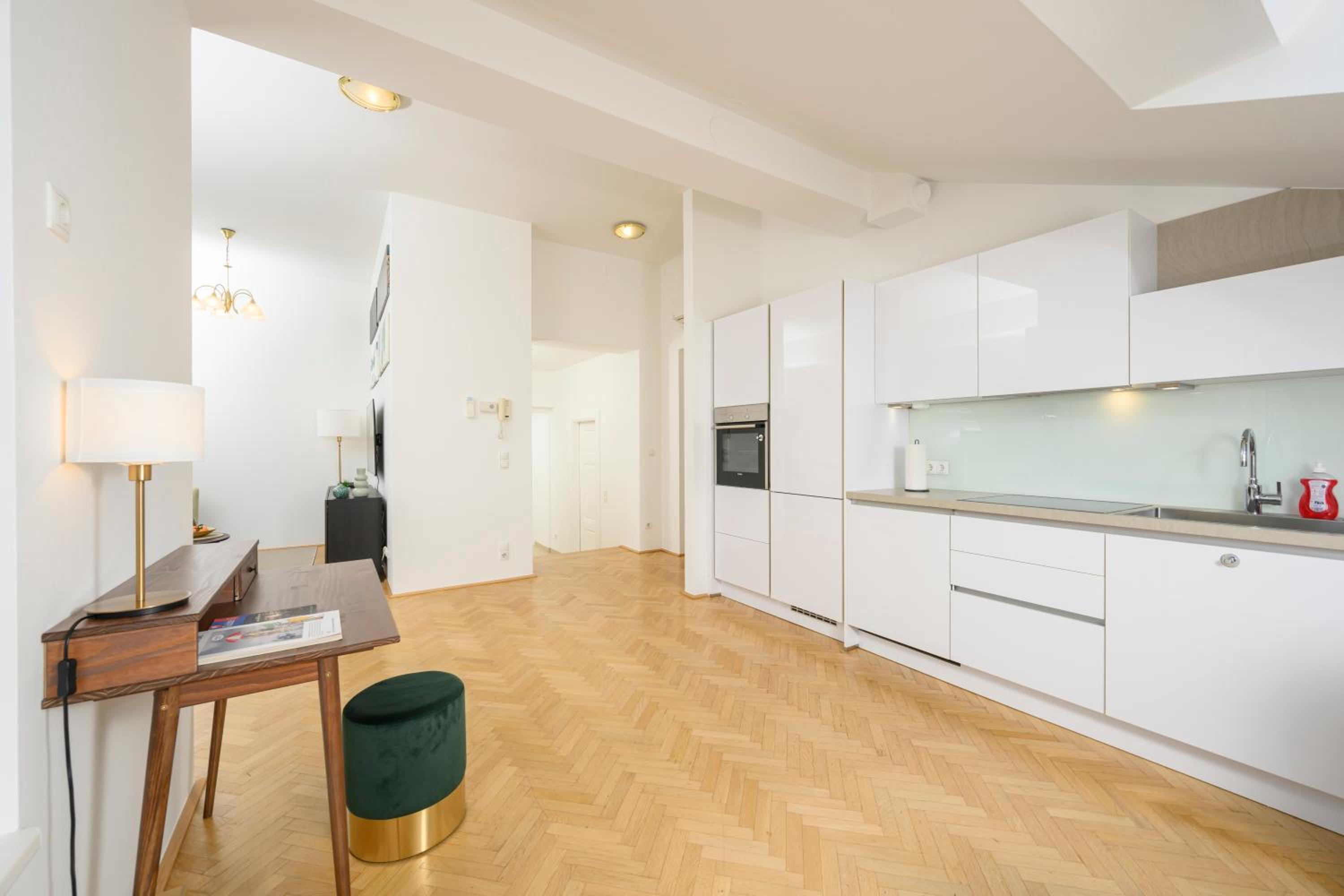 Vienna Rooftop Haven 120m, 3BR, Terrace, City Views!