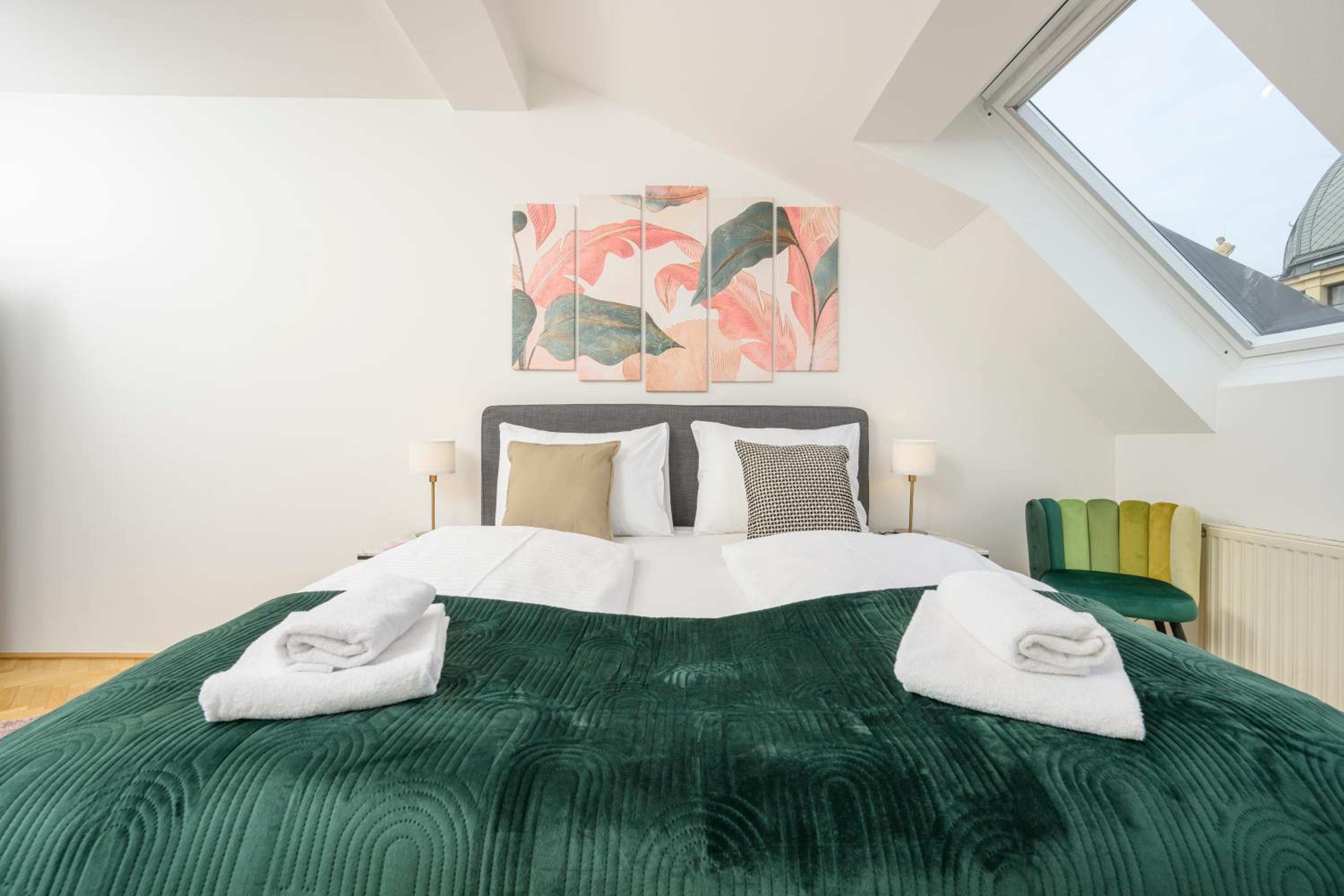Vienna Rooftop Haven 120m, 3BR, Terrace, City Views!