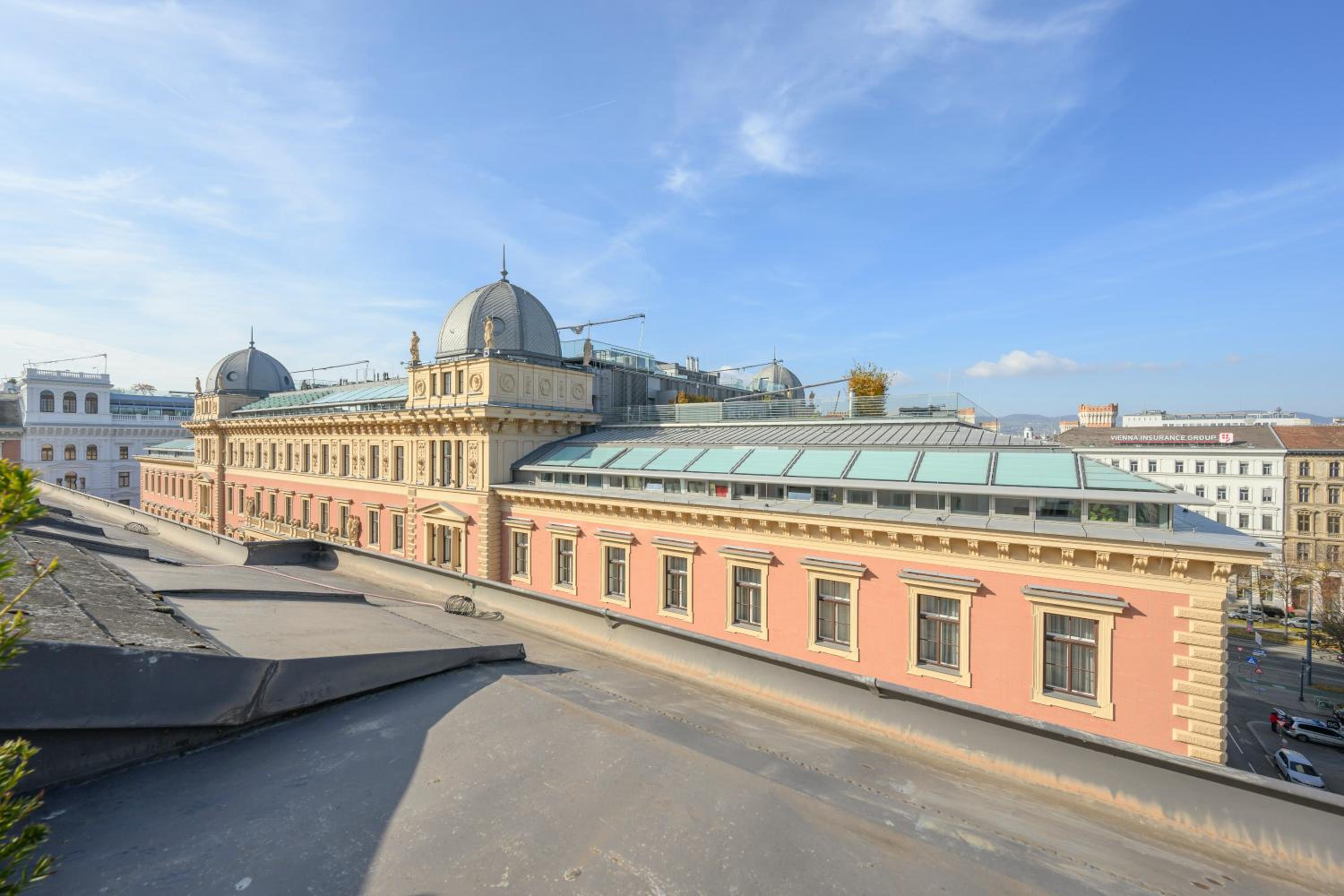 Vienna Rooftop Haven 120m, 3BR, Terrace, City Views!