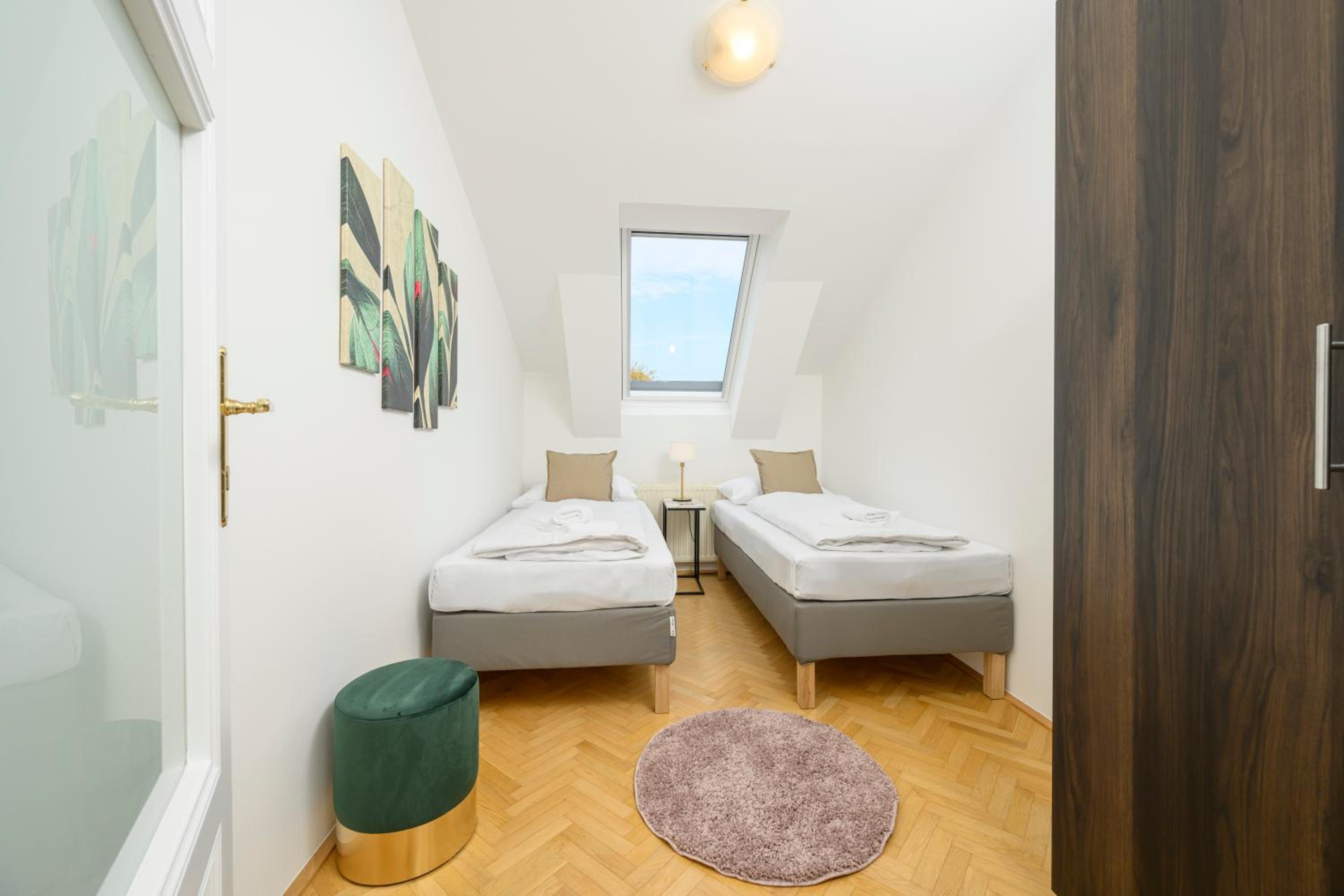 Vienna Rooftop Haven 120m, 3BR, Terrace, City Views!