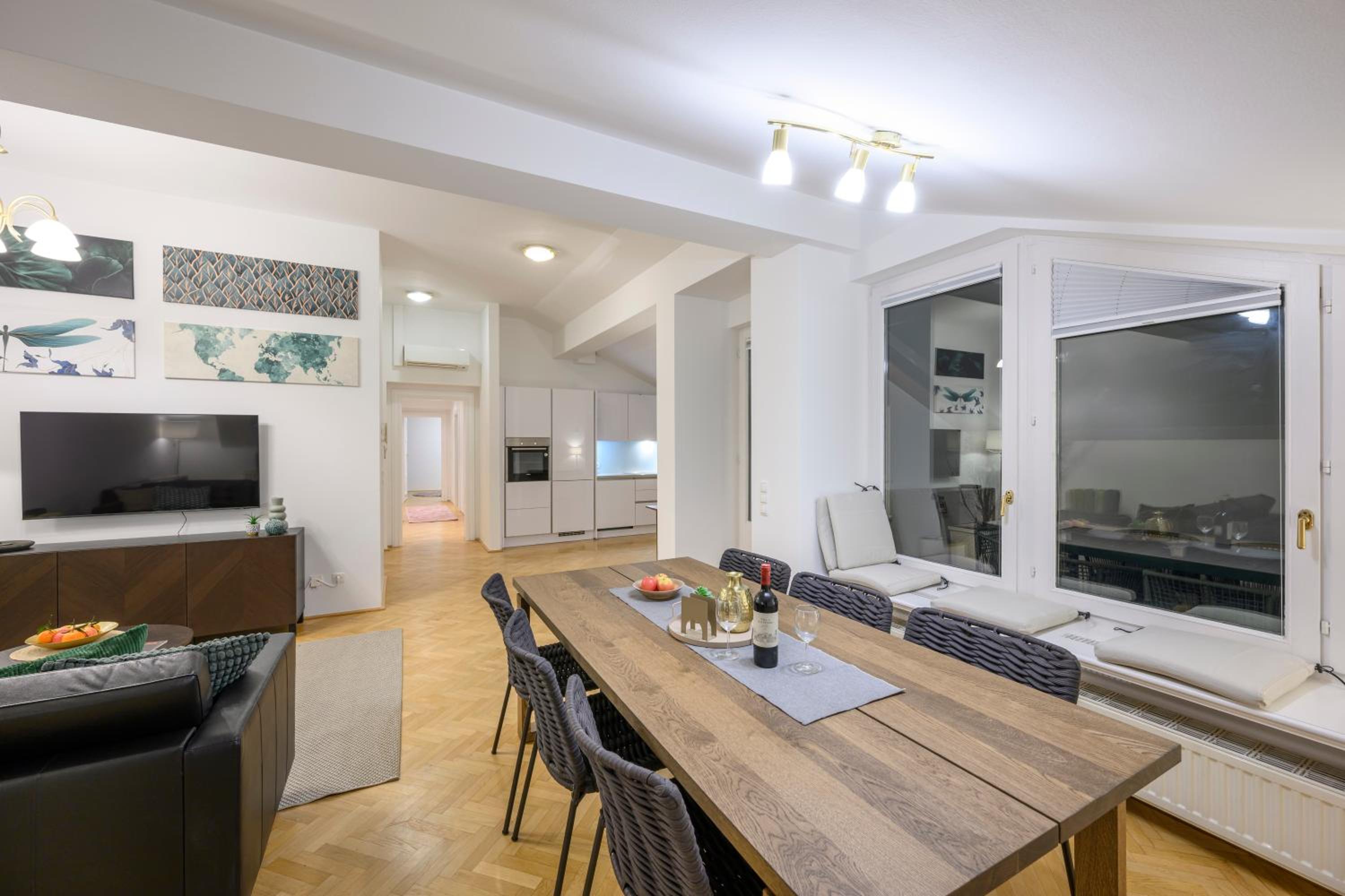 Vienna Rooftop Haven 120m, 3BR, Terrace, City Views!